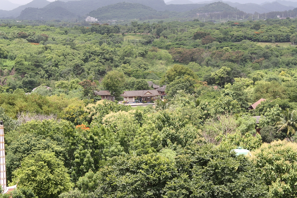 Vom Wat Klong Talong aus gesehen verschwindet der Bf. Ban Dai Mah in der Landschaft. Bild vom 12.Juni 2011.