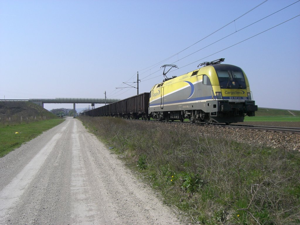 Von 04. bis zum 25.04 werden aufgrund einer Sperre an der Strecke Linz-Summerau alle Gterzge ber die Grenzbergnge Gmnd und Breclav umgeleitet. So werden auch die Cargoserv-Zge von Linz nach Summerau und retour ber Breclav umgeleitet. Dabei nehmen Sie die Route ber die Nordumfahrung. (Tulln Stadt-Tullner Schleife-Stetteldorfer Schleife-Jedlersdorf-Floridsdorfer Hochbahn)

Hier sieht man den ziemlich pnktlichen SLGAG 46180 nach Breclav mit der ES 64 U2 080 beim Einfahrsignal von Tulln.