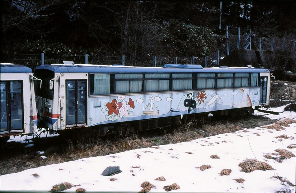 Von den 12 Originaltriebwagen der Nagaragawa-Bahn, gebaut 1986, ist heute nur noch einer einsetzbar. Hier steht der ausgemusterte Wagen  Minami  in Hokun, 18.Februar 2007. 