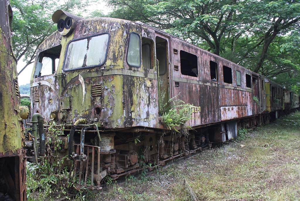 Von 1958 bis 1961 hat Hitachi 20 Stück diesel-elektrische Co'Co' Lokomotiven mit den Betriebsnummern 611-630 für Thailand gebaut. Die 629 ist noch erhalten und wartet im Depot Thung Song auf Ihr weiteres Schicksal. Bild vom 24.August 2011.