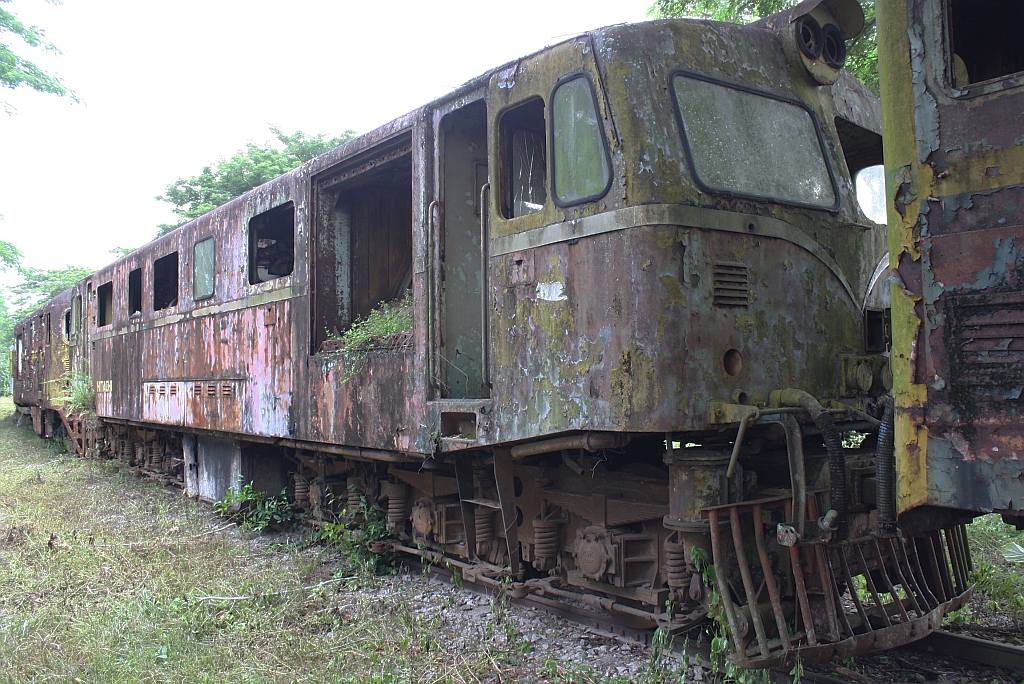 Von 1958 bis 1961 hat Hitachi 20 Stck diesel-elektrische Co'Co' Lokomotiven mit den Betriebsnummern 611-630 fr Thailand gebaut. Die 629 ist noch erhalten und wartet im Depot Thung Song auf Ihr weiteres Schicksal. Bild vom 24.August 2011.

