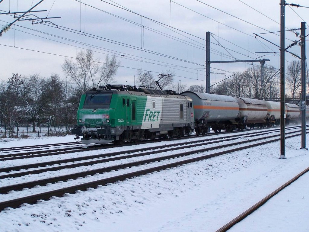 Von der 437057 gezogen, fhrt ein Gterzug in Richtung Strassburg. Erstein am 17/12/10.