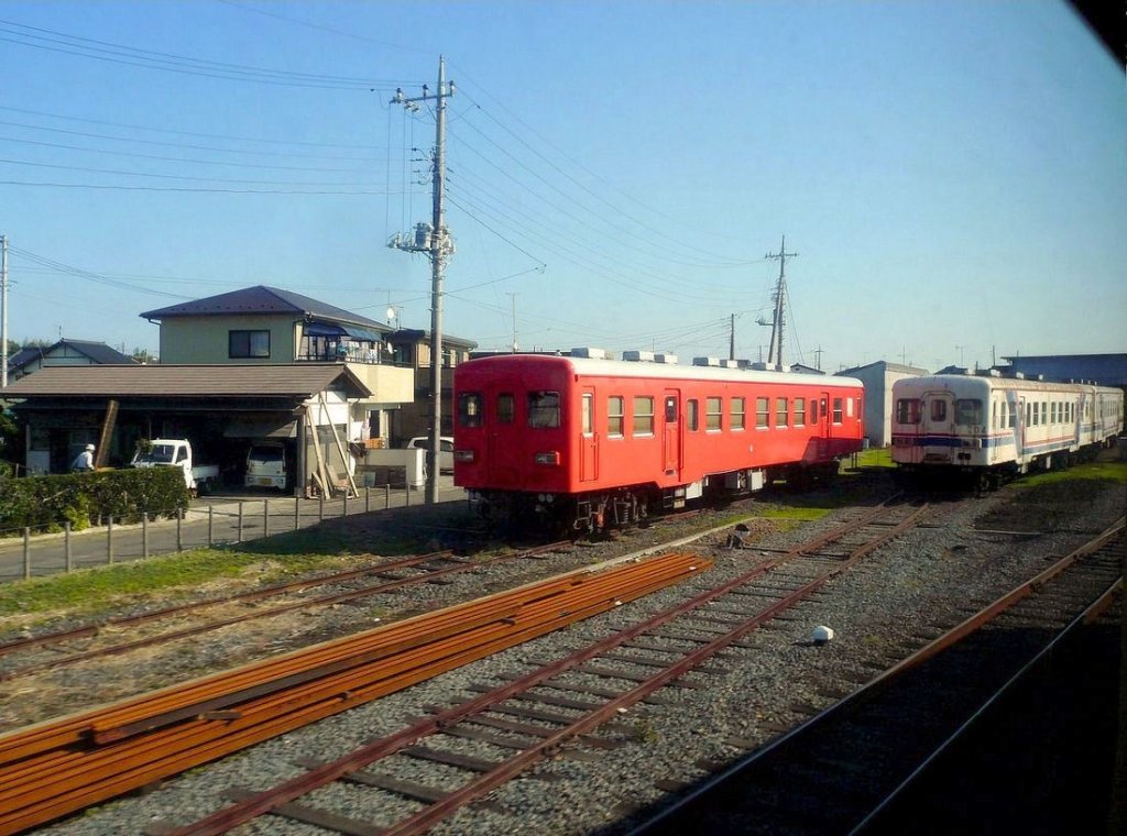 Von den 5 ehemaligen Staatsbahn-Lokaltriebwagen 201-205 rosten 202 und 204 (rechts) vor sich hin, whrend 203 (links) in leuchtendem Rot neu gestrichen wurde. Naka Minato, 26.November 2009. 