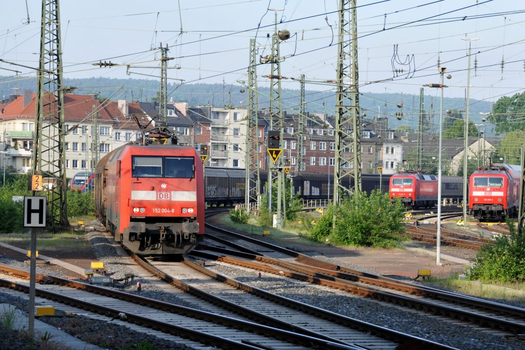 Von Aachen-West kommend zieht 152 004-8 einen langen G�terzug durch durch den Aachener Hbf in Richtung K�ln. Aufgenommen vom Bahnsteig 6/7 am 14/05/2011. 