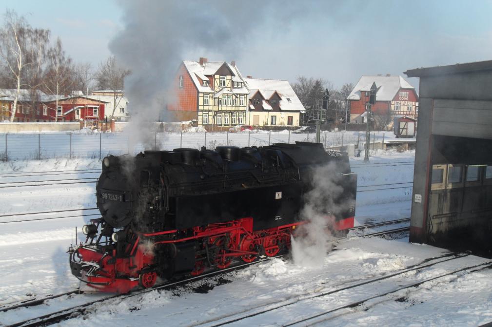 Von der Aussichtsplattform des Wernigerder Schmalspurbahnhof entstand das Bild mit 99 7243-1 (19.12.2010).