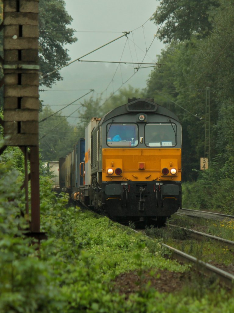 Von Belgien kommend rollt am 09.09.2011 Class66 DE6306 von Crossrail mit einem Containerzug am Haken durch die dunstige  grne Hlle  am Gemmenicher Weg die Rampe nach Aachen West runter.