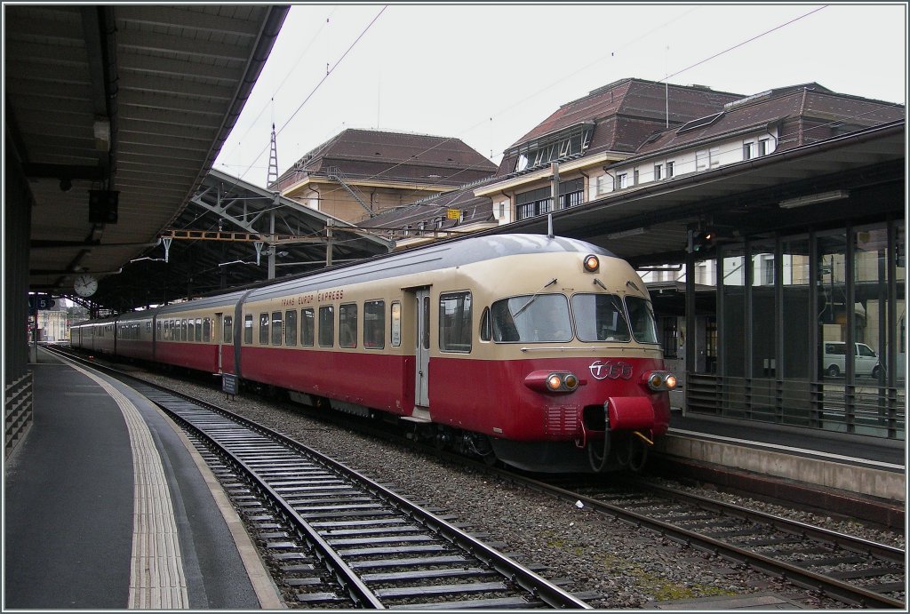 Von Brig gekommen wartet der RAe TEE II in Lausanne nun auf die Weiterfahrt nach Bern.
Ein interessantes Detail zum ehemaligen TEE Cisalin: Whrend diese Zge von 1961 bis 1974 die Strecke Milano - Paris in gut acht Stunden zurcklegten, brauchen heute TGV Zge (via Mont Centis) 7 Stunden und 54 Minuten.
9. April 2013
