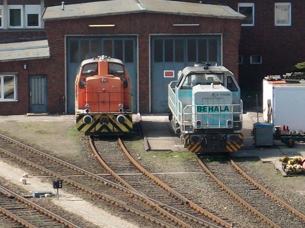 Von der Brcke Putlitzstrae,am S-Bahnhof Berlin-Westhafen,kann man sehr gut auf die Werkstatt der BEHALA schauen,so war ich am 03.April 2010 dort und fand links die Lok Nr.2 und die Lok Nr.4 vor der Werkstatt.