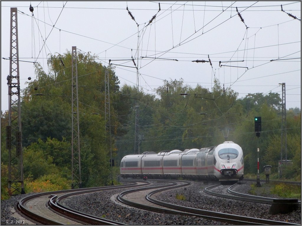 Von Brssel ber Aachen geht es weiter nach Kln fr diesen ICE 3. Bildlich
festgehalten bei Regenwetter im Oktober auf der KBS 480 bei Eschweiler (Kr.Aachen).