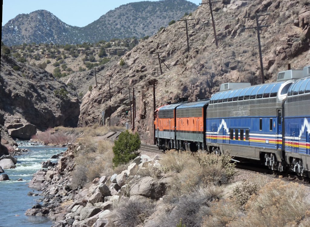 Von Canon City fhrt am Wochenende ein Touristenzug etwa eine 3/4 Stunde in die Royal Gorge und zurck. Die Landschaft ist sehr beeindruckend, nur die Country Musik nervt.