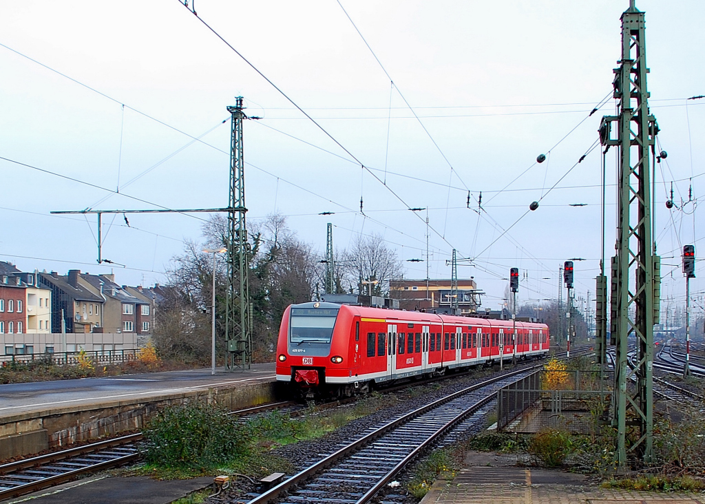 Von Duisburg nach Aachen fahrend kommt hier gerade der Triebzug 425 577-4 als RB 33 in den M�nchengladbacher Hbf eingefahren. 27.11.2010