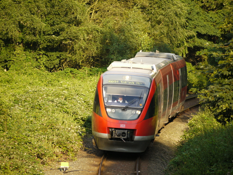 Von der ehm. LAGA Br�cke in Gronau kam der 643 536 aus der lang gezogene Kurve in den Bahnhof Gronau und f�hrt um ´39 weiter nach Enschede.