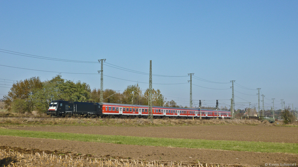 Von einem schwarzen Taurus wird diese RB aus Halle (Saale) Hbf bei Neudietendorf nach Eisenach geschleppt. (23.10.2011)