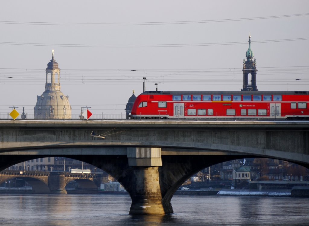 Von der Frauenkirche zum Meiner Dom – Dosto-Steuerwagen auf Linie S1 beim berqueren der Elbe in Ri. Dresden-Neustadt – Radebeul – Coswig – Meien-Triebischtal (09.03.2010).