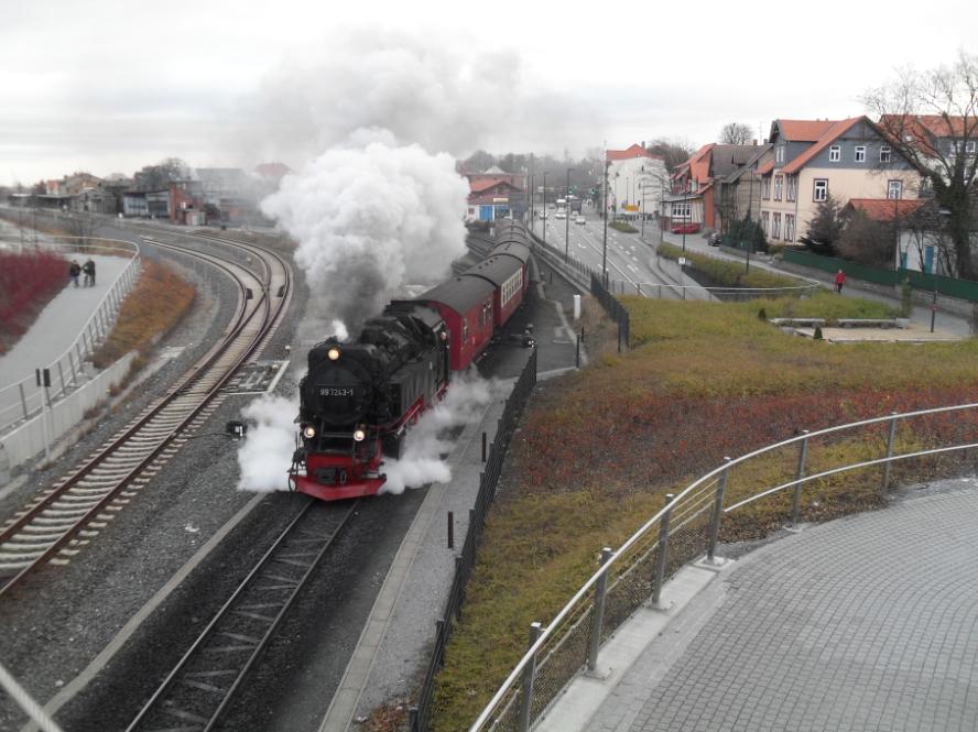 Von der Fugngerbrcke aus: Zug N8931 am 19.12.2011 bei der ausfahrt aus Wernigerode Hbf.