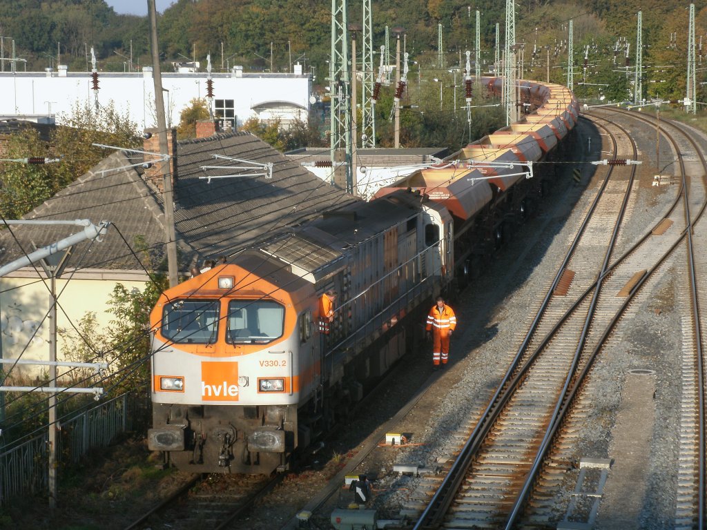 Von der Fussg�ngerbr�cke in Bergen/R�gen konnte man,am 22.Oktober 2011,beobachten wie hvle V330.2 die leeren Kieswagen zusammen stellte.