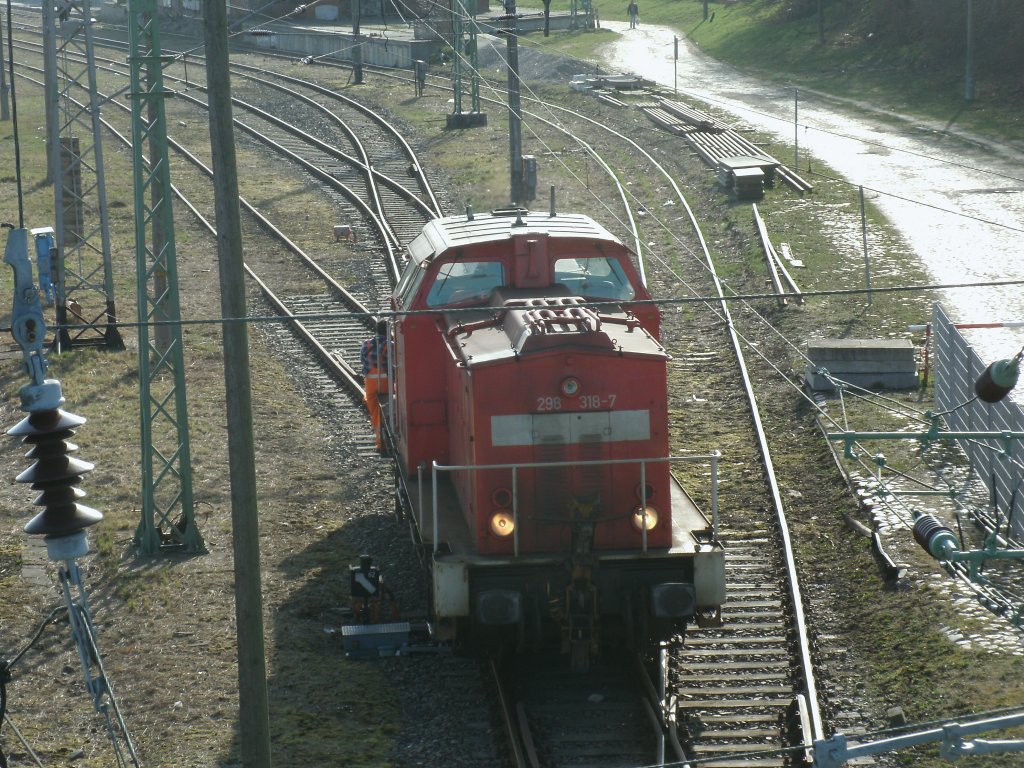 Von der Fussgngerbrcke in Bergen/Rgen konnte man,am 17.April 2013,298 318 beim Rangieren beobachten.