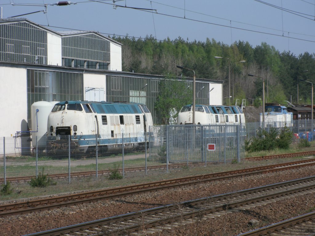 Von der Gegenseite aufgenommen,standen am 23.April 2011 im Arrivawerk Nord Neustrelitz: vorn OSE 430 (ex.DB 221 137),dahinter OSE 428(ex.DB 221 138) und auch die EBW V60.20.