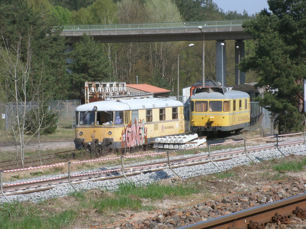 Von der Gegenseite hat man einen guten Einblick in das Arrivawerk Neustrelitz,ohne das Werksgelnde zubetreten,so konnte ich am 23.April 2011 die beiden Gleismesstriebwagen 725 005 und 726 005 von der Gegenseite aus fotografieren.