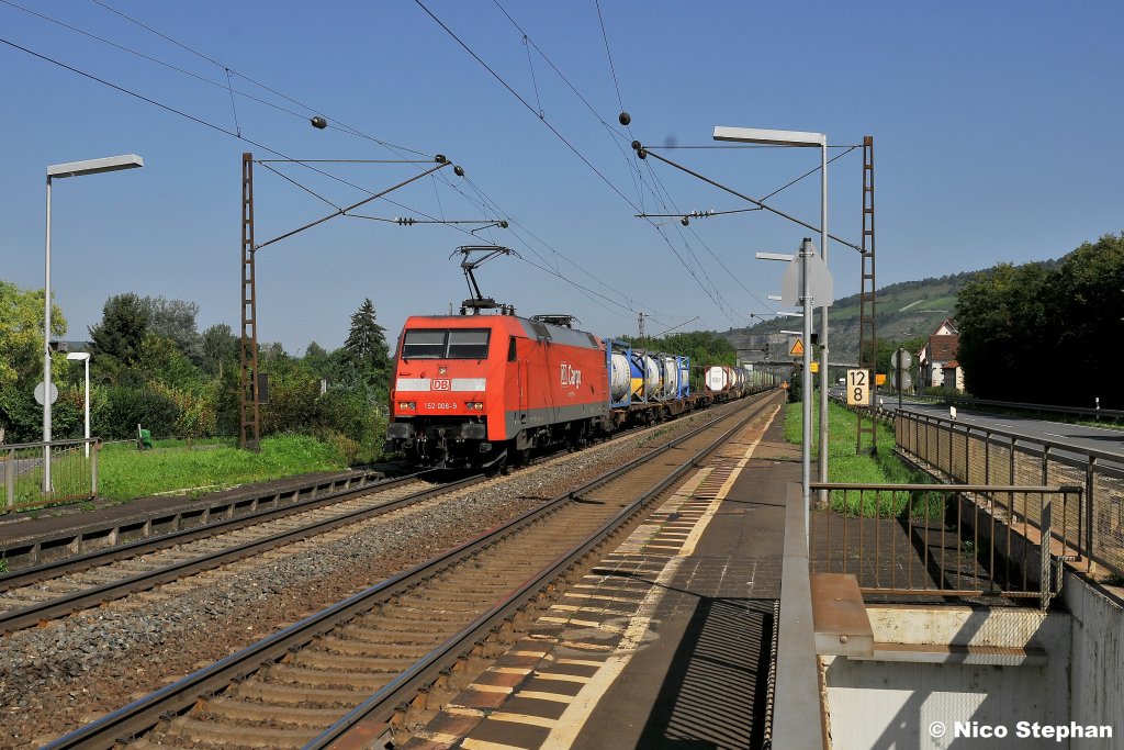 Von Gemnden kommend,hat 152 008-9 mit ihrem Containerzug bald Wrzburg erreicht (Thngersheim 21.08.10)