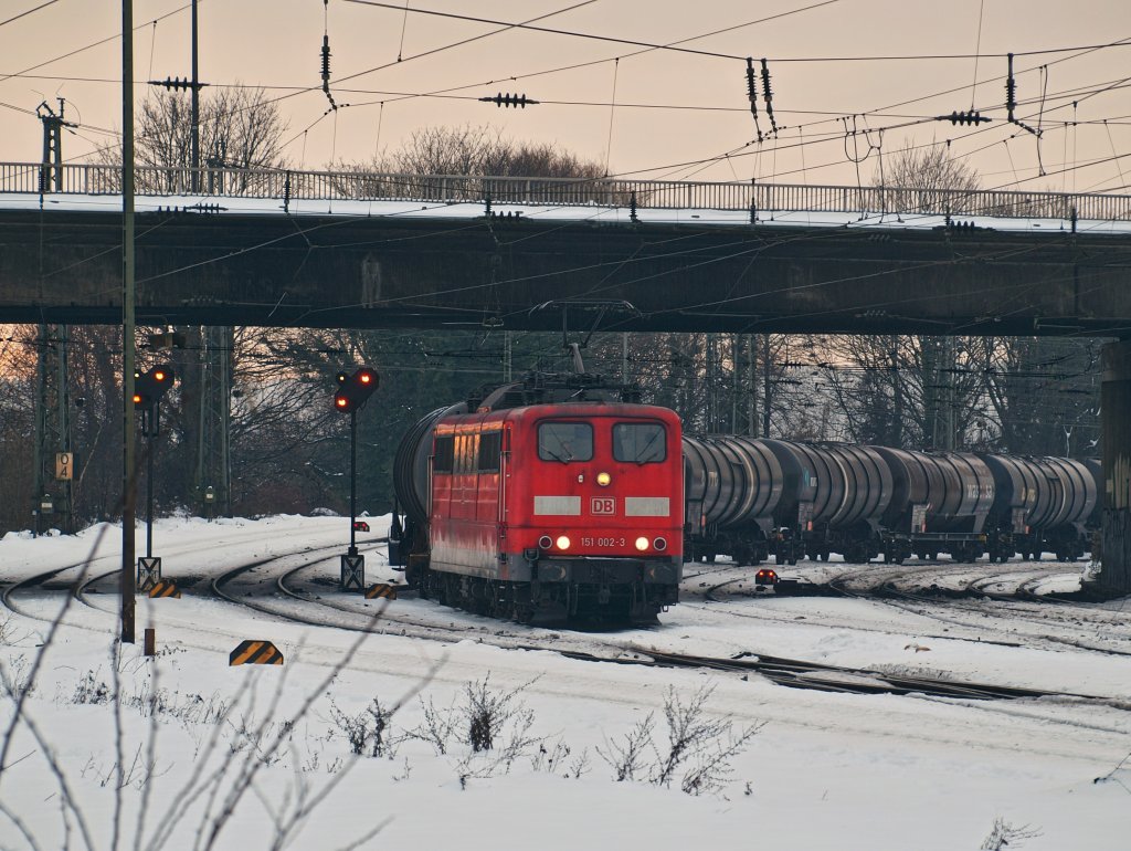 Von Gremberg kommend zieht 151 002-3 am 29.12.2010 einen Kesselzug unter der Brcke Turmstrasse in den Aachener Westbahnhof. Der Kesselzug wird in Aachen West abgestellt und von einer Cobra bernommen, die ihn dann nach Antwerpen zieht. Links im Bild die zwei Gleise gehren zur Rampe der Montzenroute nach Belgien.