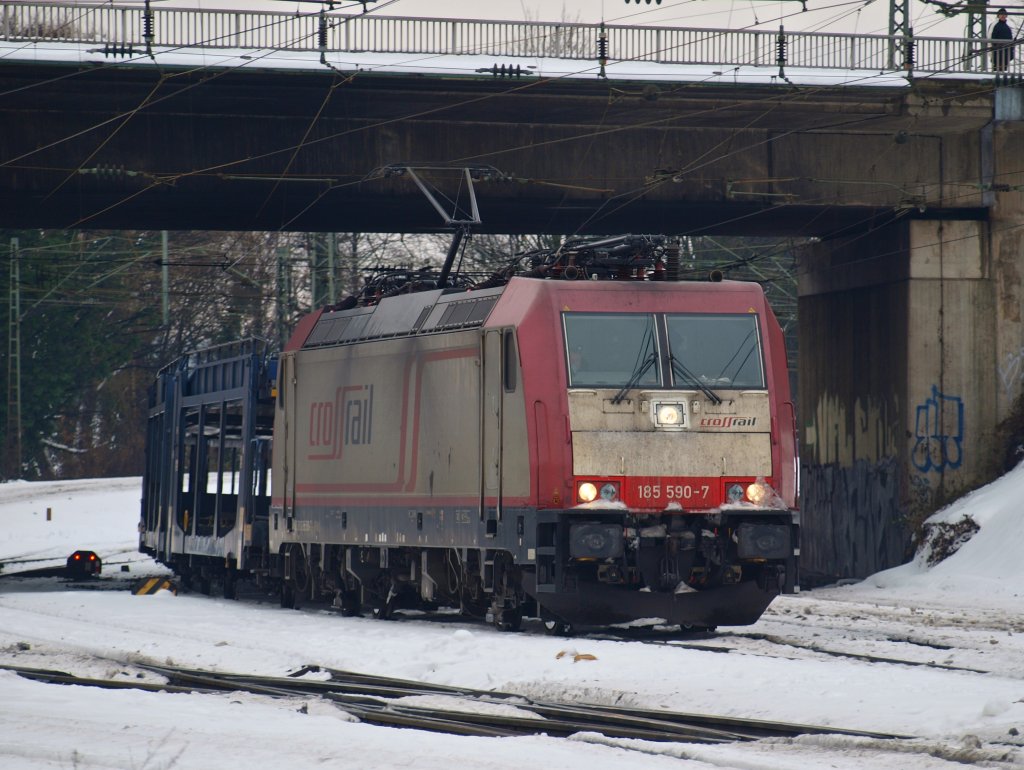 Von Gremberg kommend zieht 185 590-7 von Crossrail am 29.12.2010 einen leeren Autotransportzug unter der Brcke Turmstrasse in den Aachener Westbahnhof. Der Zug wird in Aachen West abgestellt und von einer Cobra bernommen, die ihn dann nach Antwerpen zieht. 
