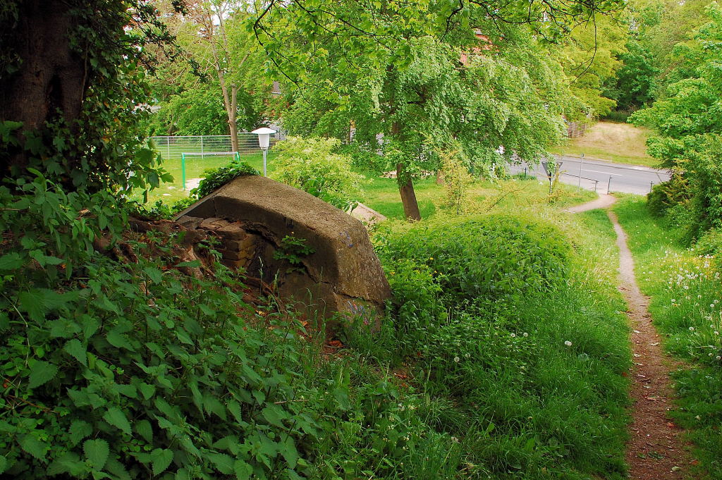 Von der Gterumgehungsbahn Rheydt-Helenabrunn ging in hhe des stdtischen Friedhofs ein Eingleisigerstreckenast in Richtung Neuwerk....damit konnte dann der Personenbahnhof Rheydt und auch der Mnchen-Gladbacher Centralbahnhof entlastet werden als die Strecke im Mai 1909 erffnet wurde. Hier ist noch ein Stck des alten Brckenwiederlagers ber die Eichener Strae zu erkennen.....19.Mai 2012