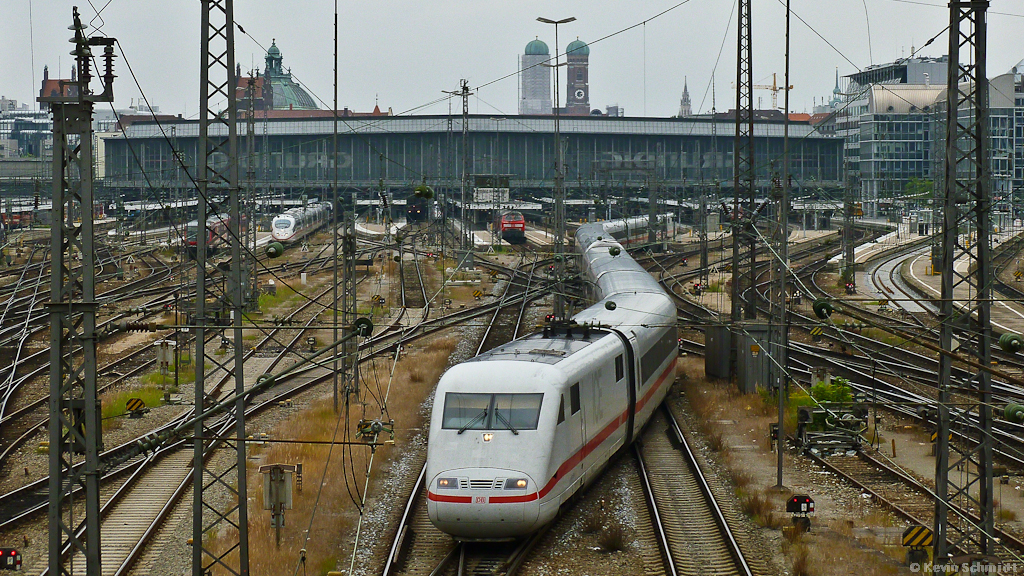 Von der Hackerbrücke sichtbar durch eine kleine Lücke im Oberleitungsgewimmel des Münchner Hauptbahnhofs verlässt ICE 594 nach Berlin Ostbahnhof seinen Startbahnhof von Gleis 15. (30.07.2011)