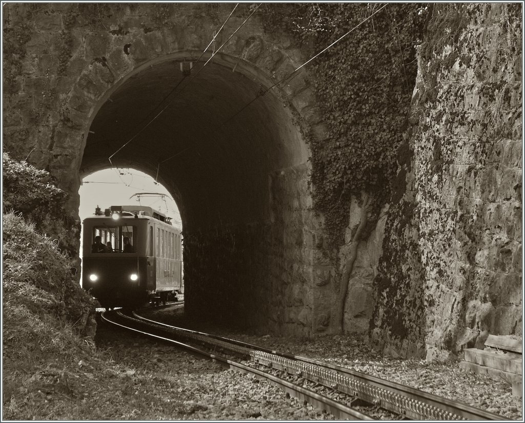 Von Herberts Eritrea Tunnelbild inspiriert: Rochers de Naye Beh 2/4 203 als Regionalzug 3393 im Toveyre Tunnel. 
Doch einmal mehr gilt: Das Original ist schöner als die Kopie.
26. März 2012