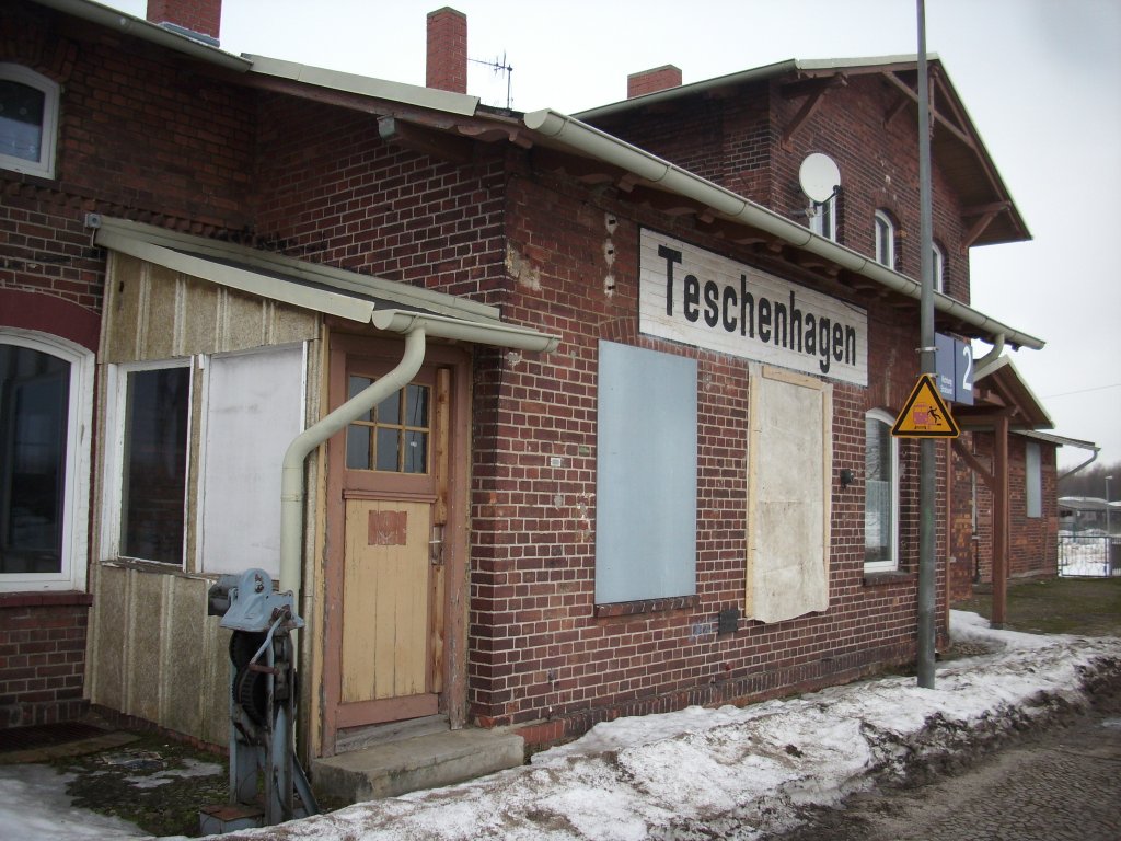 Von hier aus habe ich jede Schicht die nahgelegende Schranke,zum rger vieler Autofahrer,hoch und runter gekurbelt,die beiden Blocksignale bedient,nun ist der Bahnhof Teschenhagen seit Jahren unbesetzt.