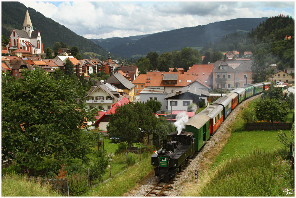 Von Juni bis September gibt es auf der Murtalbahn die beliebten Dampfbummelzge von Murau nach Tamsweg und retour.Einen solchen zieht die STLB Schmalspurdampflok BH 1 (ex BB 398.01) am 19.7.2011 durch die Noch-Bezirksstadt Murau.