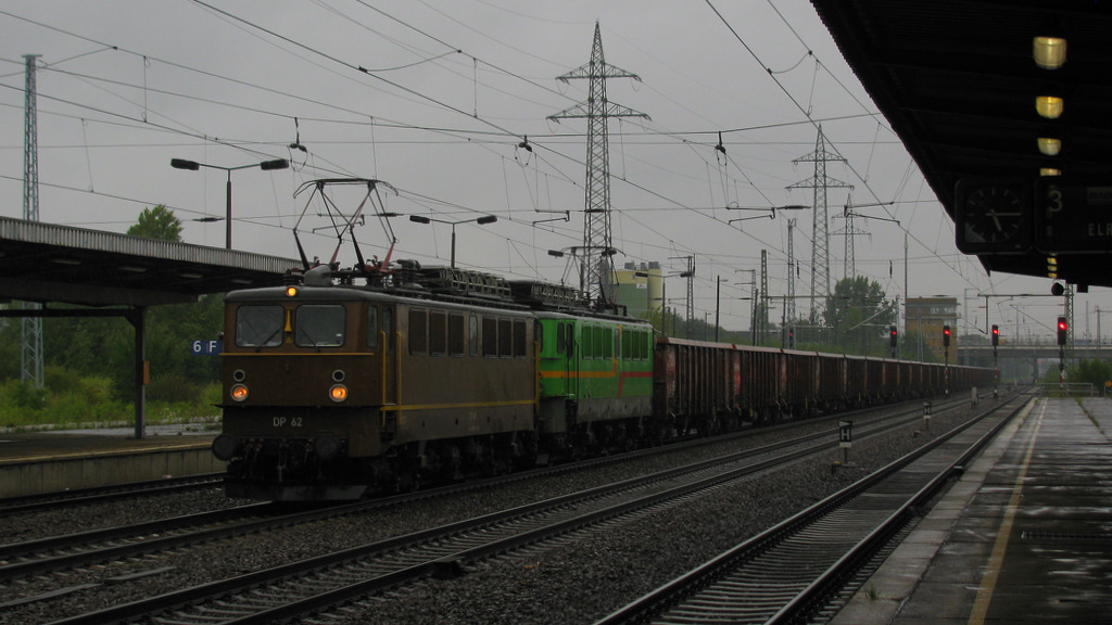Von Knigs Wusterhausen ist die Reise fr diese Doppeltraktion Holzroller, alias BR 142, bis Berlin Schnefeld Flughafen (Aufnahmeort) ziemlich kurz. Das Ziel aber ist noch weit entfernt. Es heit Paderborn und wird erst in der Nach bzw. am nchsten Morgen erreicht. 29.07.2011