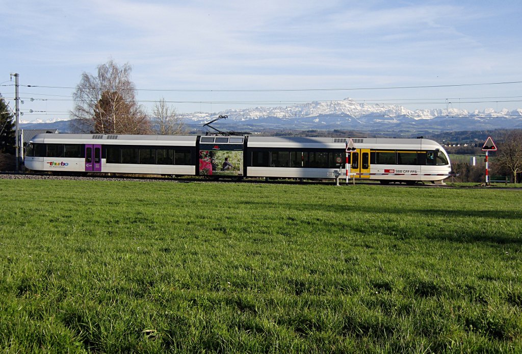 Von Konstanz kommend fhrt am 14.04.2013 die Regionalbahn 25878 bei Berg (TG) den Seercken hinunter Richtung Zielbahnhof Weinfelden.