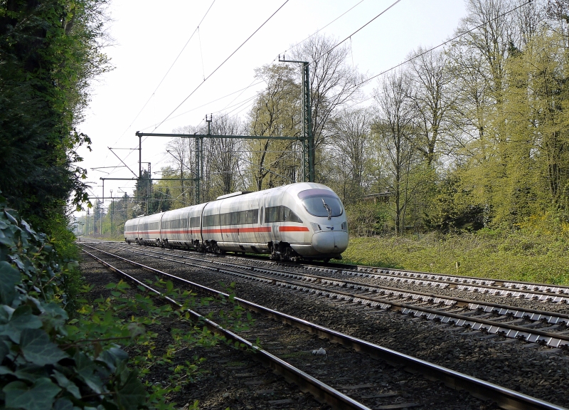 Von Kopenhagen Richtung Hamburg Hauptbahnhof. B Schlogarten, Hamburg Wandsbek. 19.4.2011
