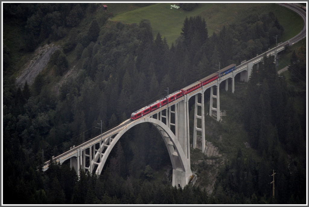 Von der Langwieser Aussicht gibts diesen phantastischen Tiefblick auf das 450m tiefer gelegene Langwieser Viadukt. R1425 ist auf dem Weg nach Arosa. (14.09.2011)