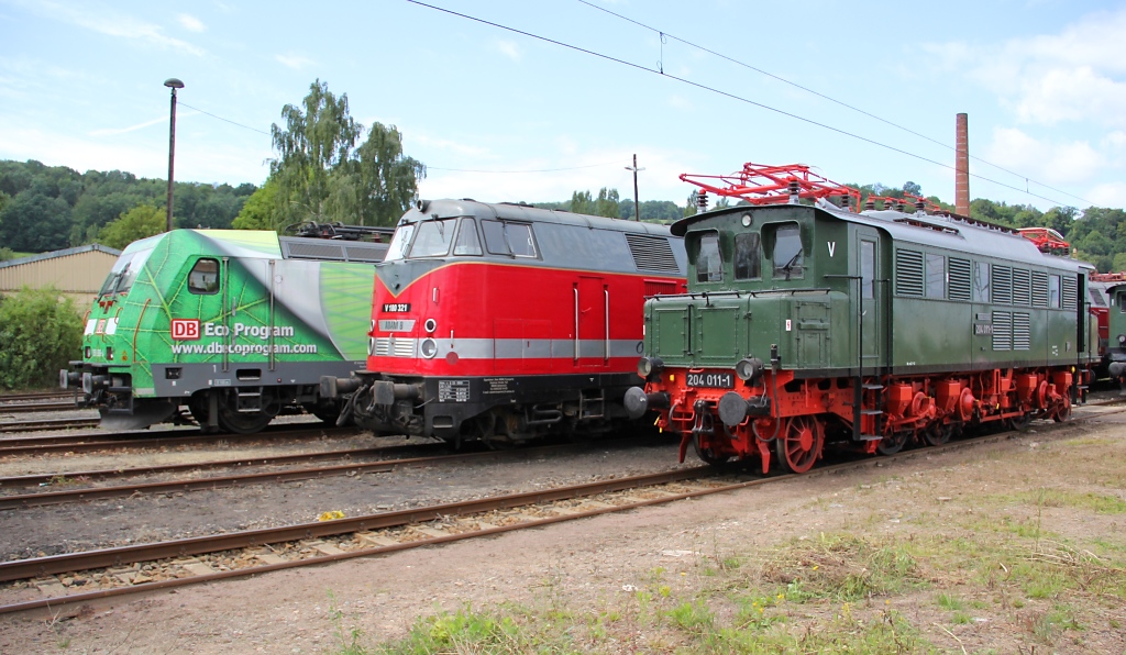 Von links nach rechts: 185 389-4, V 190 321 (Adam 8)und 204 011-1. Aufgenommen am 23.07.2011 am Tag der offenen Tr bei Uwe Adam in Eisenach.