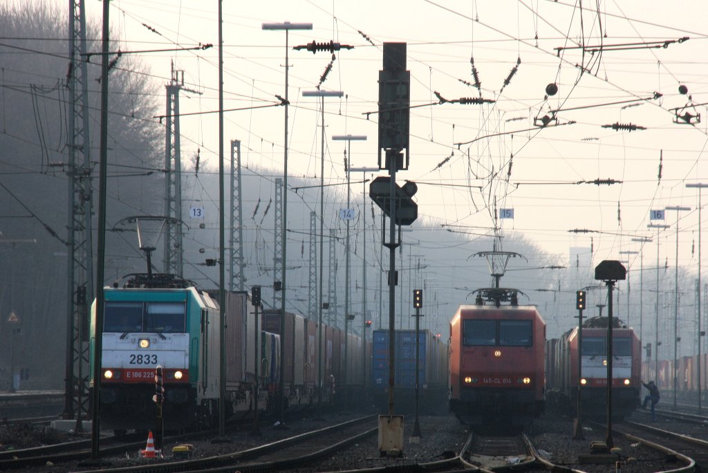Von links nach rechts: Die Cobra 2833 von Railtraxx,145 CL-014,185 601-2 beide von Crossrail, alle drei mit Containerzgen, stehen abfahrbereit Richtung Kln im Bahnhof von Aachen-West in der Abendstimmung am 29.3.2013.