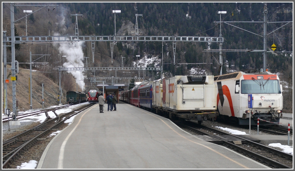 Von links nach rechts stehen in Filisur Dampfextrazug 2838 nach Davos, R2828 nach Davos Platz, RE 1137 nach St.Moritz und RE 1140 nach Chur. (24.01.2011)