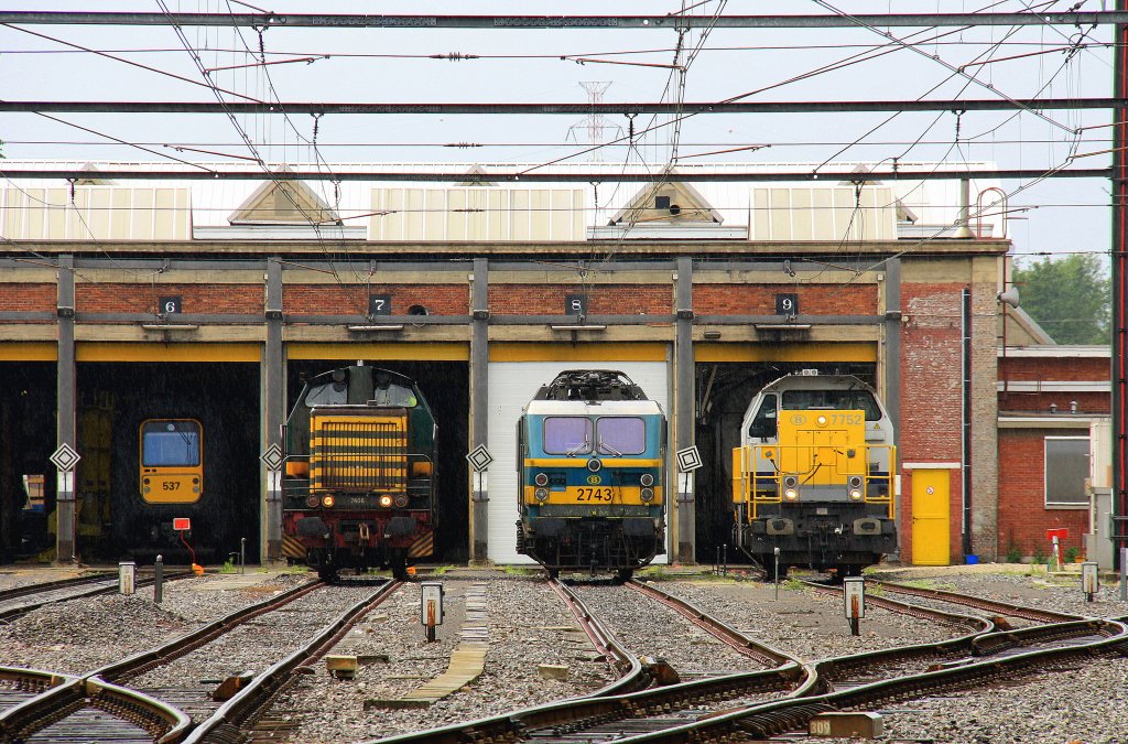 Von Links nach Rechts:Ein Belgischer Personenzug 537,die Diesellok 7406 der SNCB, die E-Lok 2743 der SNCB und die Rangierlok 7752 der SNCB stehten in Hasselt(B) vor dem Lokschuppen bei Regenschauer am 7.6.2012.