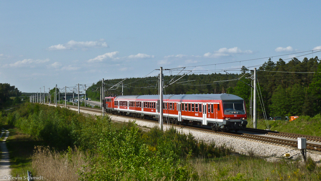 Von einer Lok der BR 111 geschoben erreicht dieser Allersberg-Express in Kürze seinen namensgebenden Zielbahnhof. (19.05.2012)
