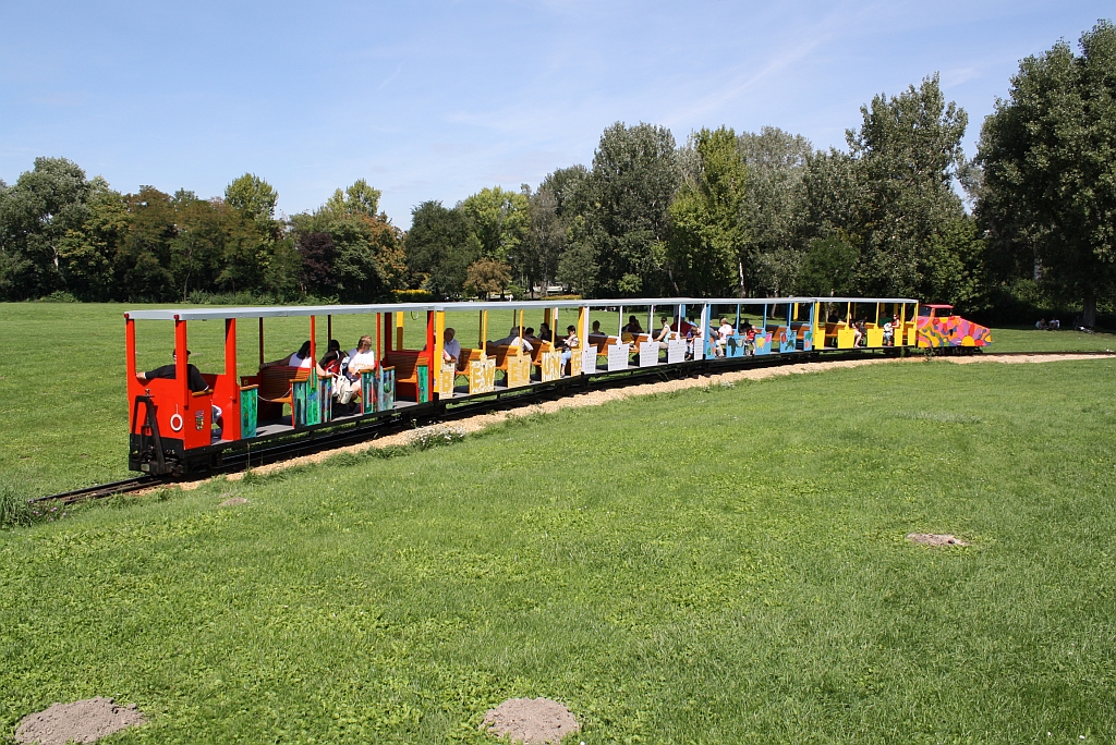 Von der Lok D 1 der wiener Donauparkbahn gezogener Zug am 14.August 2011 im Geflle zwischen den Haltestellen Donaucity und Rosenschau.