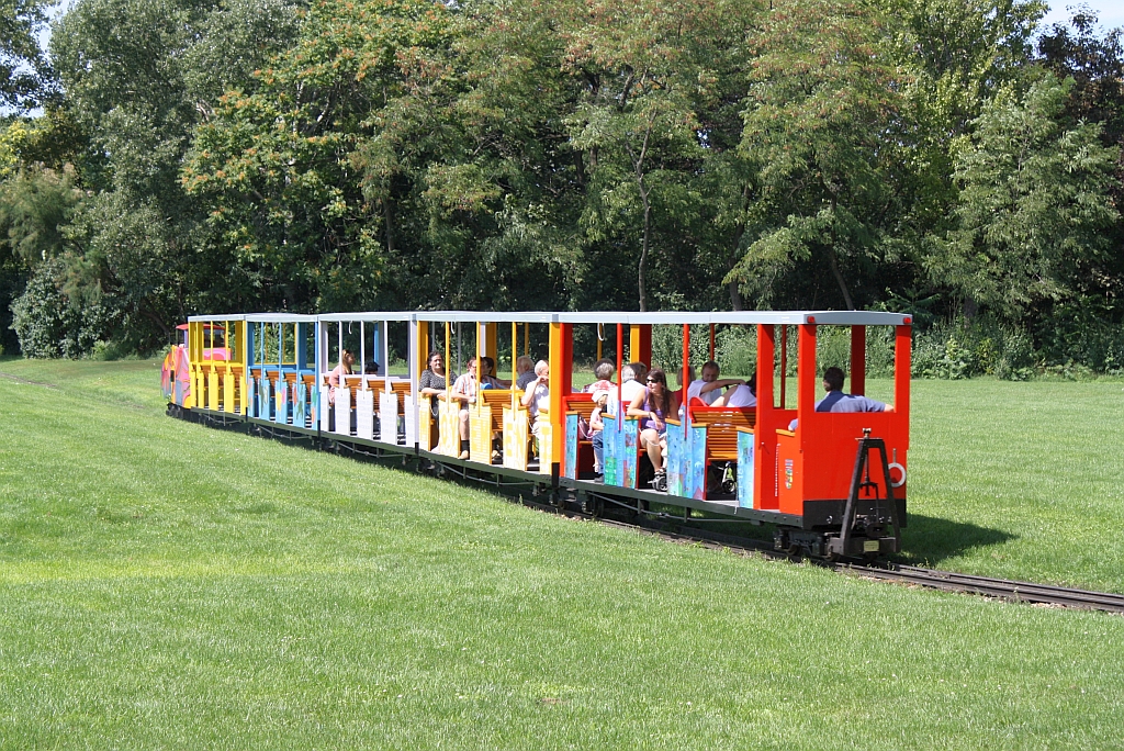 Von der Lok D 1 der wiener Donauparkbahn gezogener Zug am 14.August 2011 in der Steigung zwischen den Haltestellen Rosenschau und Donauturm.

