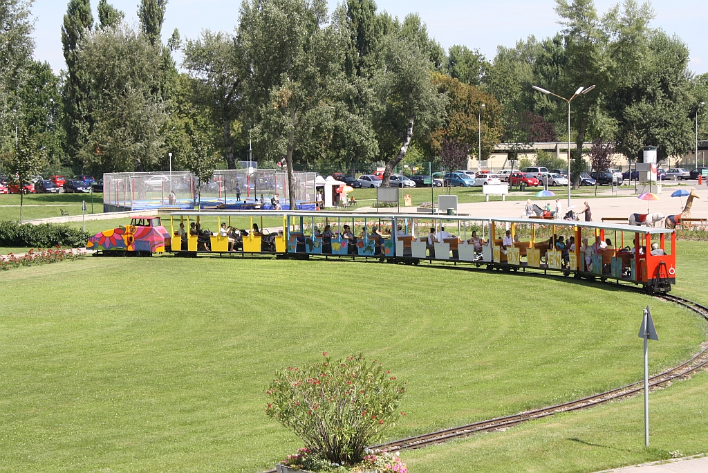 Von der Lok D 1 der wiener Donauparkbahn gezogener Zug am 14.August 2011 in der Schleife beim China-Restaurant kurz nach der Hst. Rosenschau.

