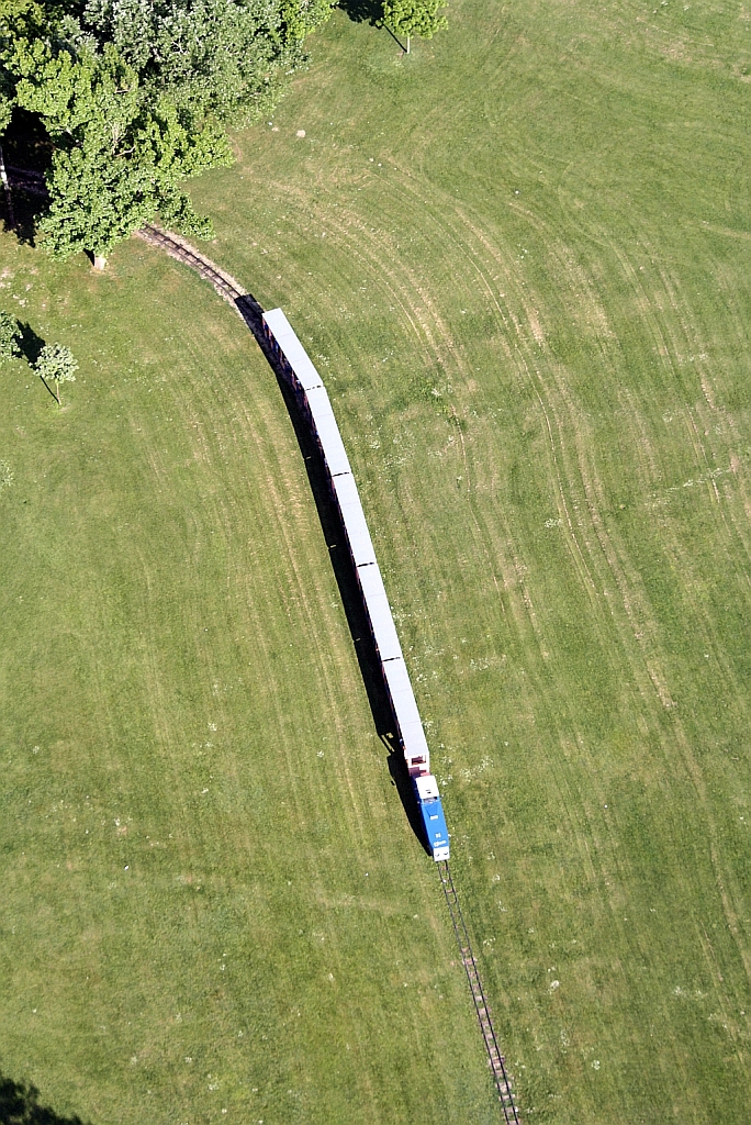 Von der Lok D3 gezogener Zug der wiener Donauparkbahn kurz vor der Hst. Donauturm. Aufgenommen am 19.Mai 2011 von der Terrasse des Donauturm.