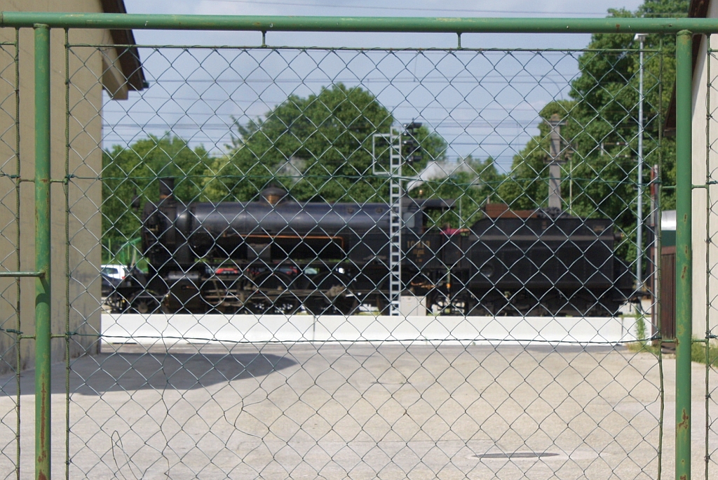 Von der Lok sieht man zwar nicht viel, aber ich musste einfach auf den Auslser drcken: 109.13 am 22.Juni 2013 im Bf. Absdorf-Hippersdorf.