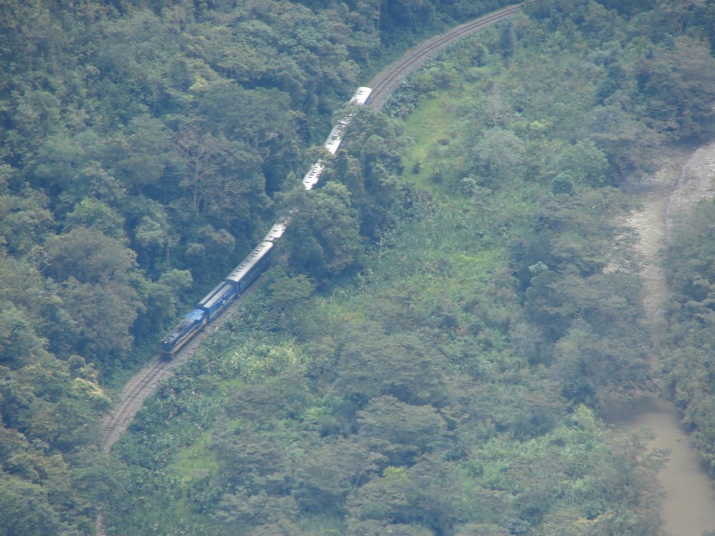 Von Macchu Picchu hinabgeschaut : PeruRail 481 ( ALCO DL535 von 1966 ) fhrt den Lokalzug nach Hidroelectrica - 22/04/2007