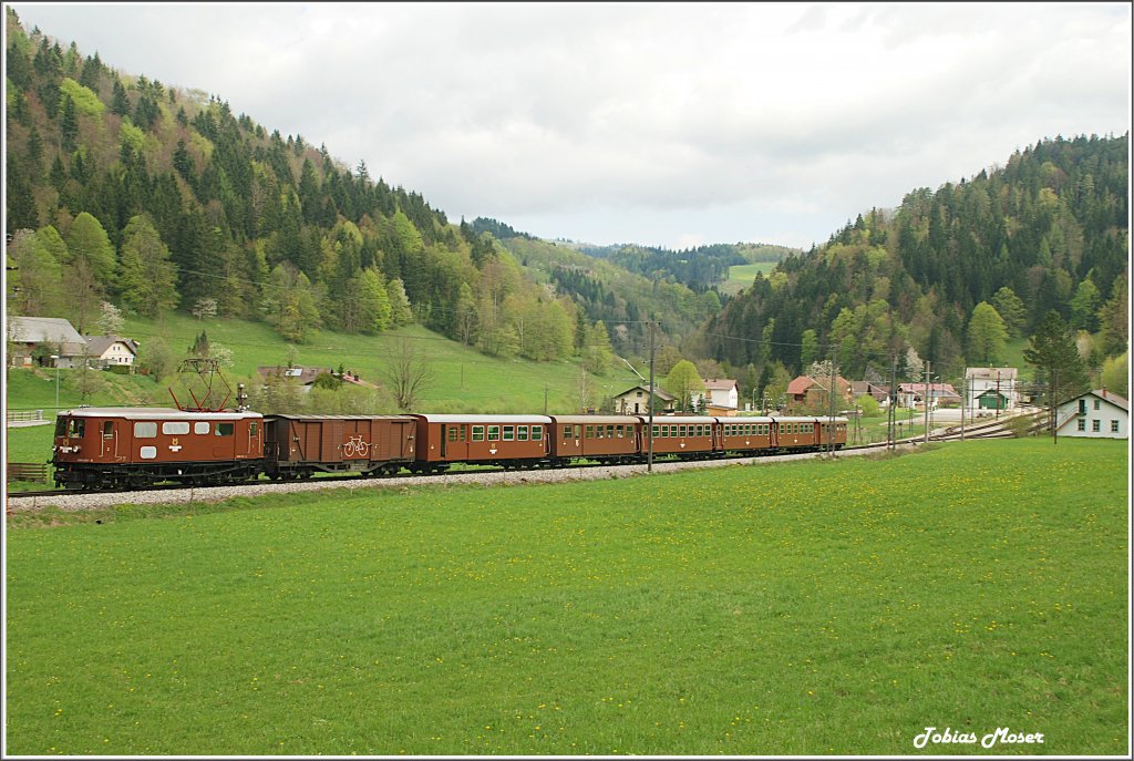 Von Mai bis Ende Oktober fhrt der tscherbr nun wieder mit Rad- und Buffetwagen, was eine Zuglnge von mindestens 7 Waggons ausmacht. Fr jeden weiteren Waggon muss eine Doppeltraktion 1099er her. Am 1.Mai 2010 war dies leider jedoch nicht der Fall. Trotzdem fotografierte ich den REX 6807 und zwar bei der Ausfahrt aus Laubenbachmhle.