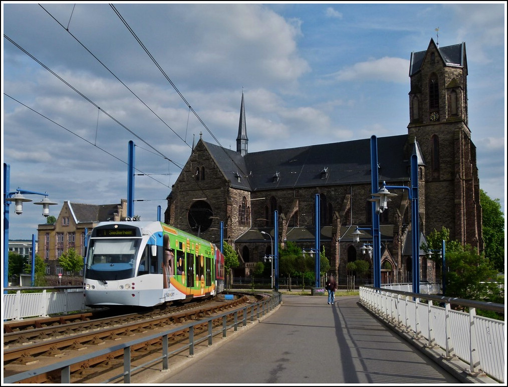 Von mir gibt es auch eine Version der Saarbahn mit der St. Josef Kirche am Cottbuserplatz im Saarbr�cker Stadtteil Malstatt. 28.05.2011 (Jeanny)