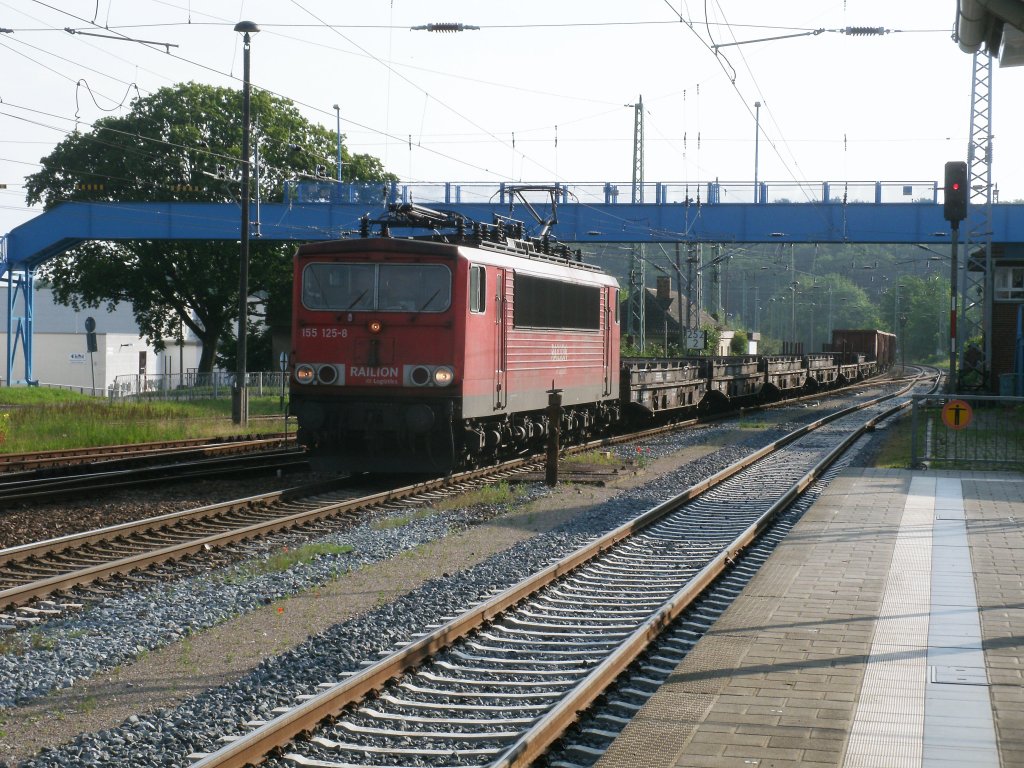 Von Montags bis Samstag kommt zwischen 07:30 Uhr und 08:00 Uhr meist im Blockabstand,hinter RE 13004,der Lumpensammler,von Mukran nach Rostock Seehafen,durch Bergen/Rgen.Am 22.Juni 2011 war es 155 125 die den Zug durch Bergen/Rgen zog.