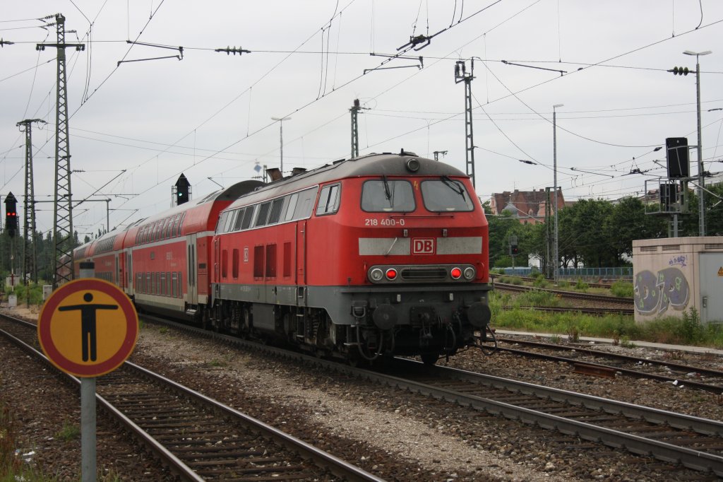 Von Mhldorf kommend Richtung Mnchen - Hbf fuhr die 218 400-0 mit ihrer RB. Hier bei der Ausfahrt aus Mnchen - Ost am 13.06.10